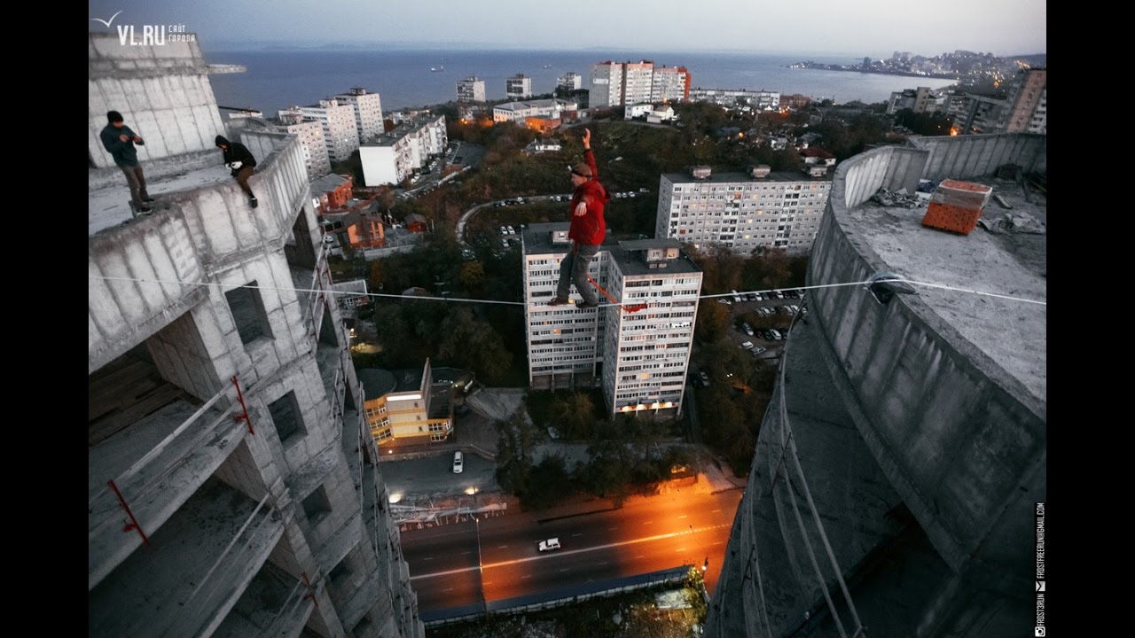 VL.ru - хайлайнер прошел по веревке между зданиями на высоте 101 метр ...