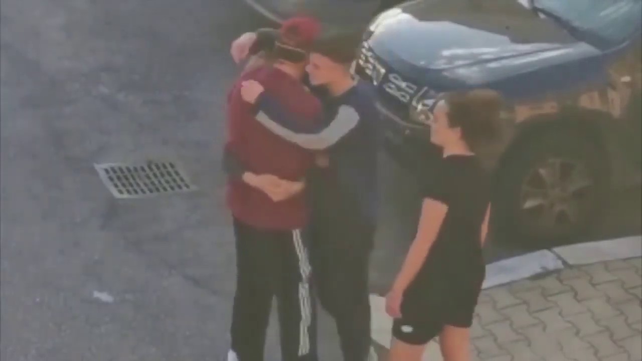 Coronavirus, papà torna a casa dopo 40 giorni: l'abbraccio con i figli è commovente