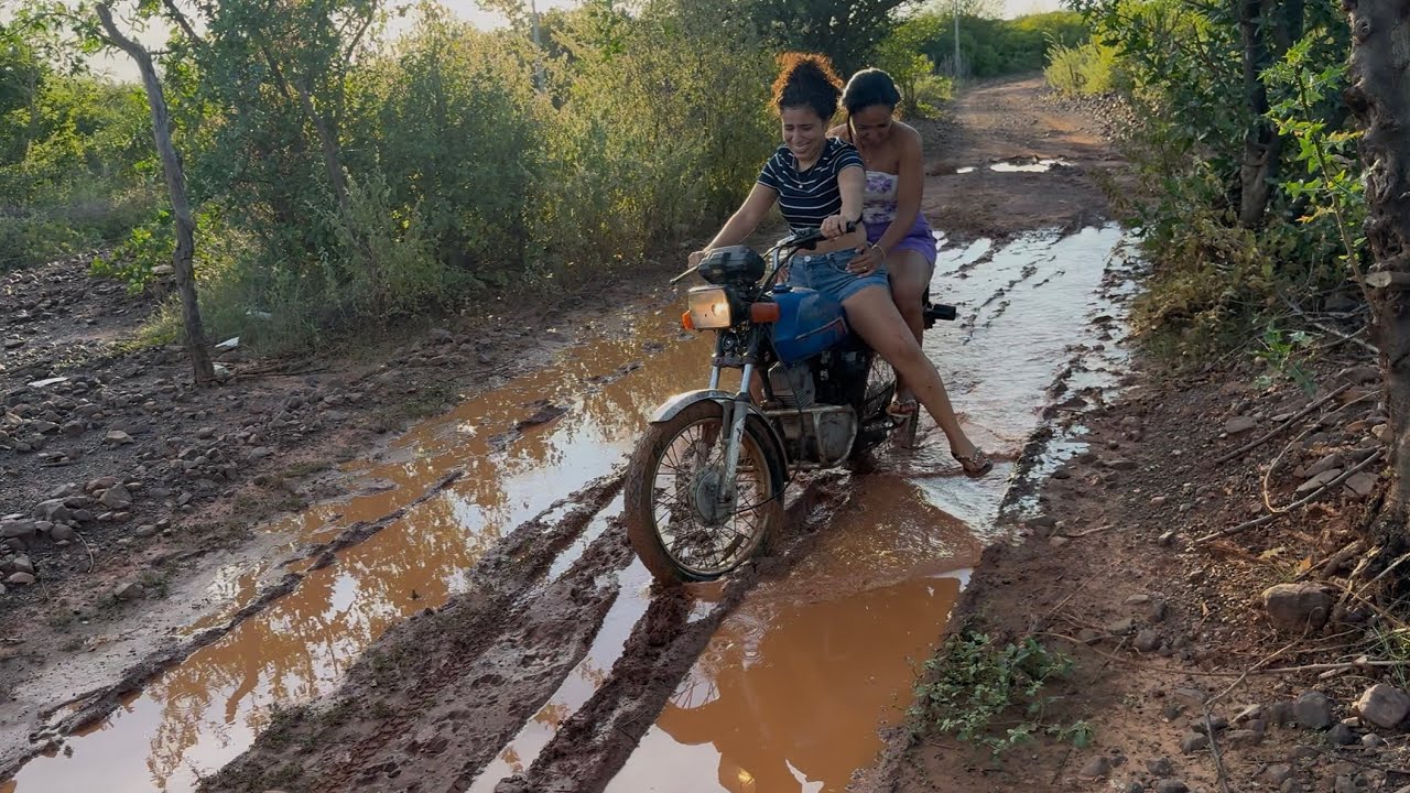 FOMOS FAZER UMA TRILHA NA LAMA E CAÍMOS FEIO