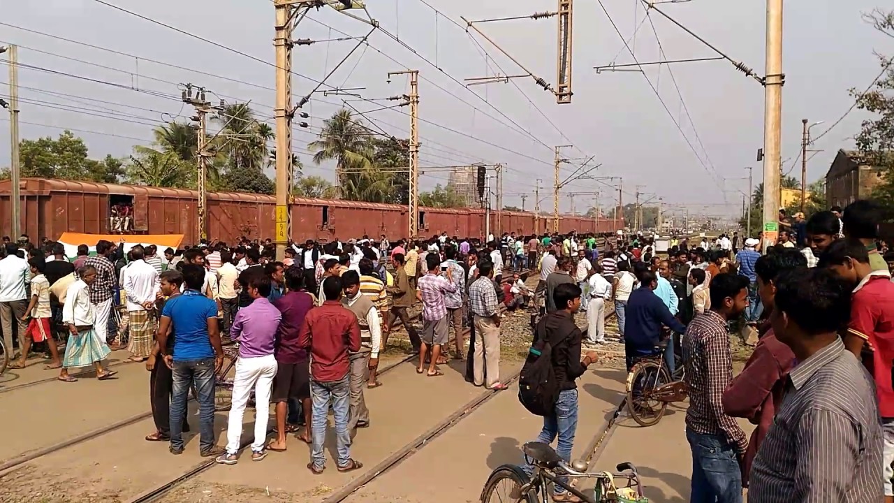 Train Jam at 29 number kankinara Railway gate YouTube
