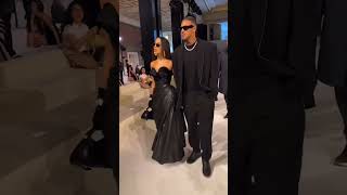Anitta E O Jogador Vinícius Souza Chegando No Desfile Da Balmain, Na Paris Fashion Week.