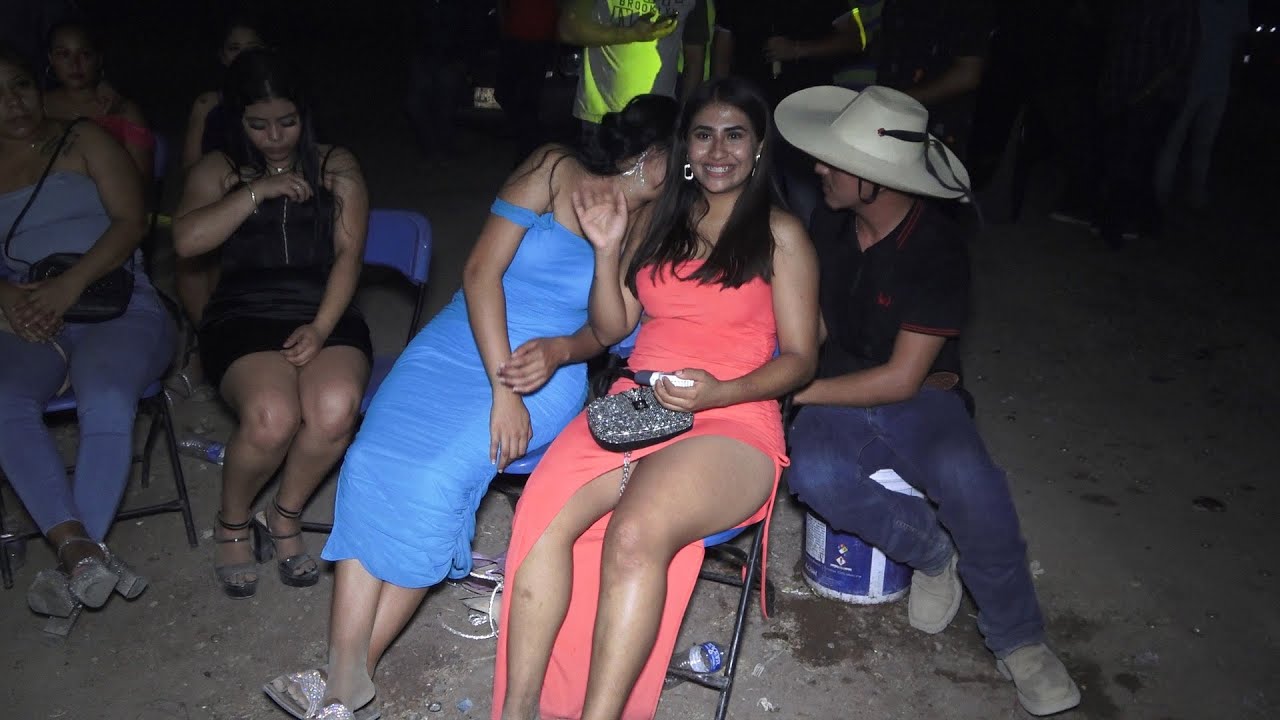 Pero mira CUANTAS BELLEZAS asisten a los bailazos en la Ganadera de CUTZAMALA Guerrero 😍