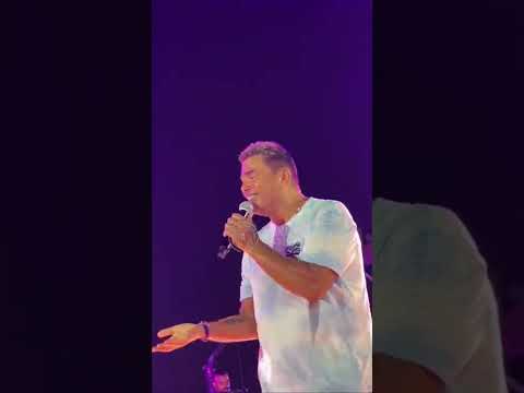 مبمسكش العصايه من النص عمرو دياب