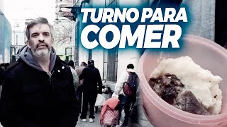 TURNO PARA COMER: Sacan un número y hacen filas para que les entreguen un plato de comida