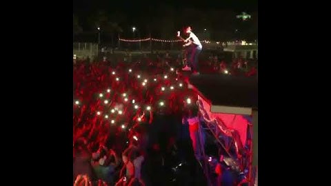 lil uzi vert iconic stage dive🔥🔥🔥 #shorts #youtubemusic #liluzivert