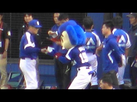 2017.06.07 千葉ロッテのメンバー表を森繁監督から受け取るドアラ。