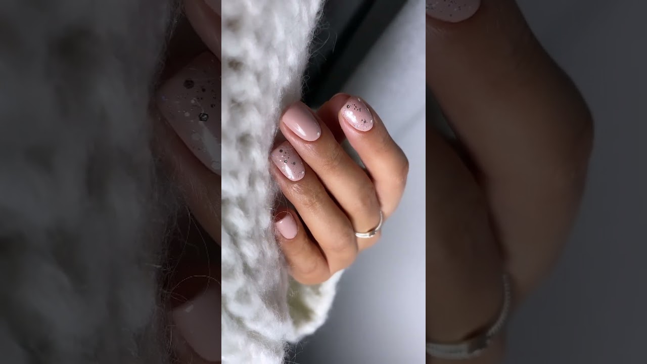 Beżowe paznokcie z delikatnymi drobinkami brokatu! 