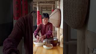 鱼腥草遍地生长，阿嬷挖来泡鸡爪，酸辣入味又解馋#美食【闽湖阿嬷Fujian Grandma】