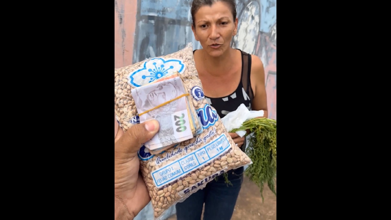 Anjo Bondoso dá um Bolo de dinheiro para um Humilde cozinheira