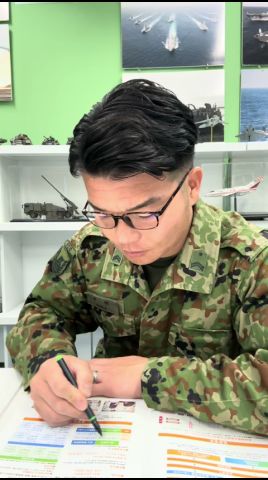 新隊員、新入社員、そして進学・進級したみんな。新しい場所って、いるだけで疲れちゃうよね。たまには深呼吸して、肩の力抜いていこうね。これ見て笑って明日もがんばろーね❤️#東京地本 #自衛隊
