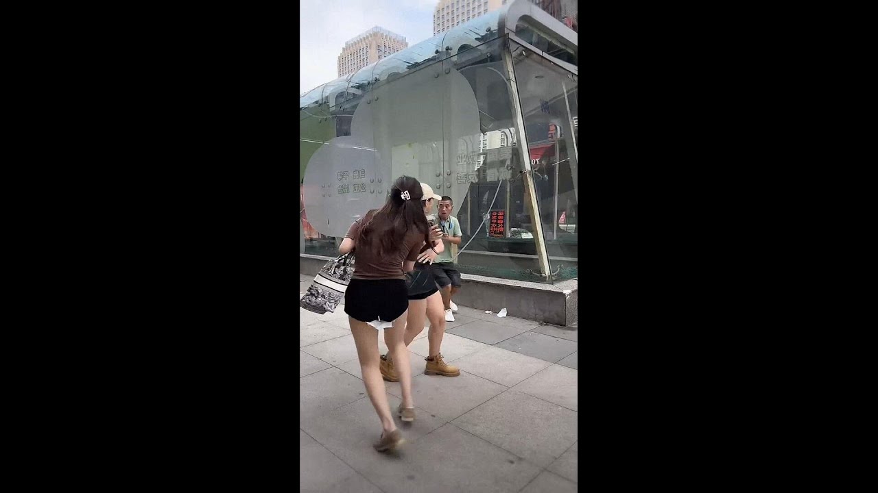 这老妹屁股夹纸了