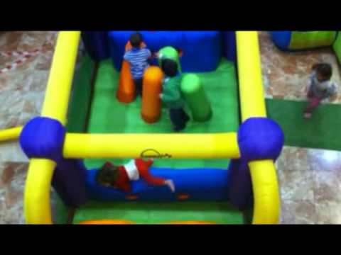 Pista de obstaculos pequehinchables - YouTube