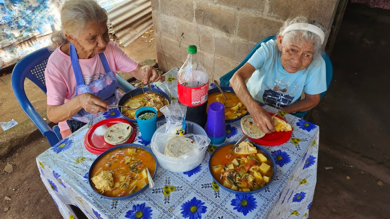 Preparé un caldo de pollo con vegetales a Juanita y doña Concha en el salvador. 