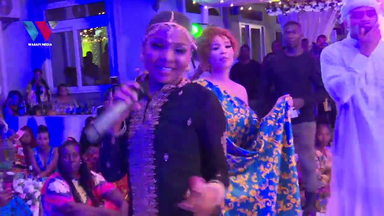 DUUUU HUYU ZUCHU MUACHENI TU../AMPAGAWISHA MTANGAZAJI WA WASAFI/DIAMOND ASHINDWA KUJIZUIA