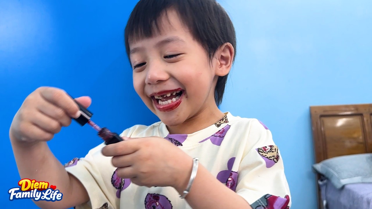 Diem secretly took her mom's lipstick and did her own makeup