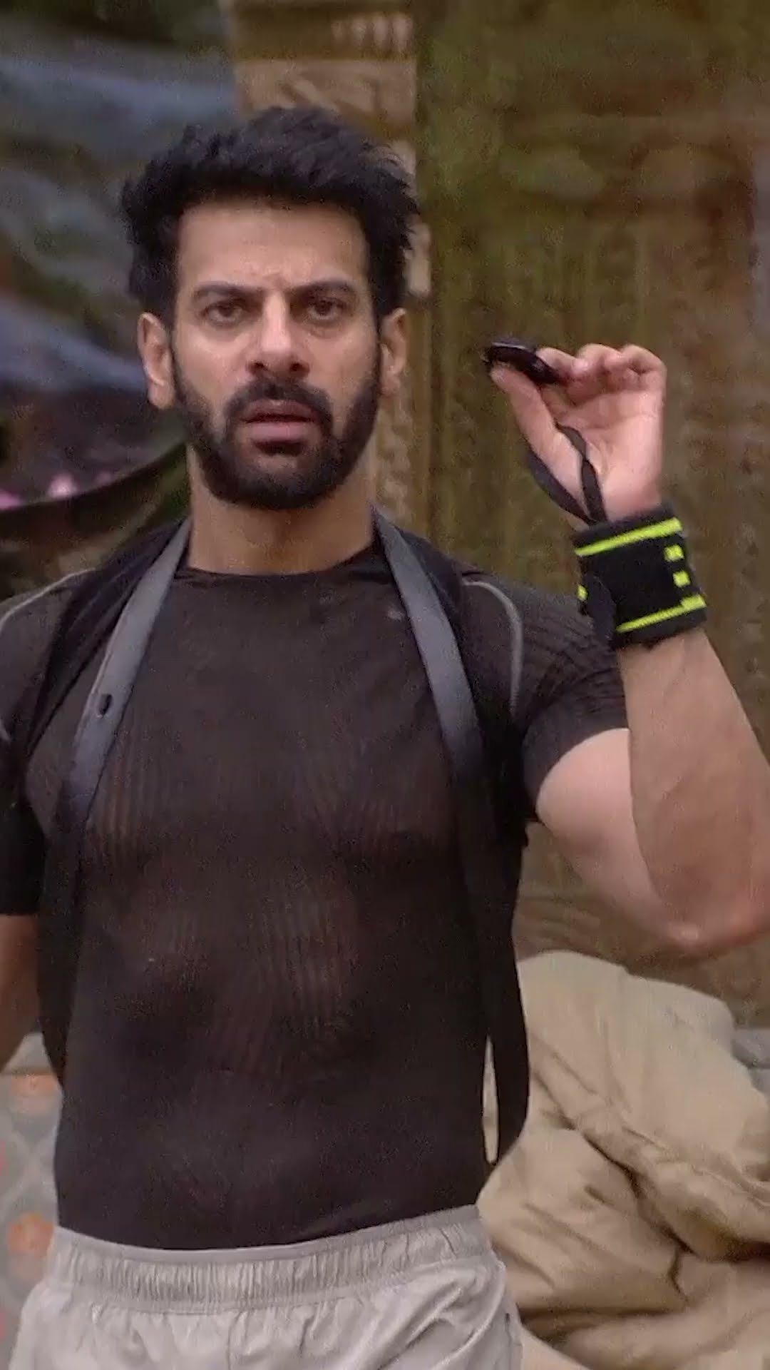 Avinash का trimmer उसे किया Karanveer ने | Bigg Boss 18