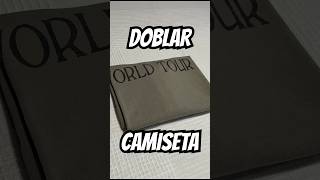 Como doblar una camiseta