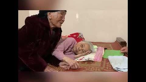 Xúc động cụ bà 99 tuổi sang thăm em gái 93 tuổi ốm nặng