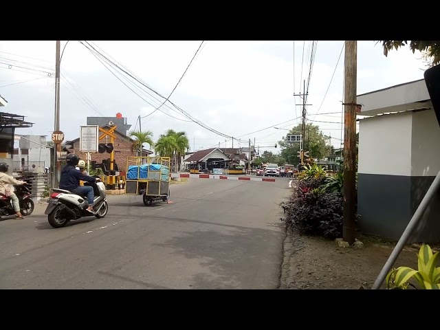 Perlintasan Kereta Api Jalan Ahmad Yani (JPL 191) gebang Blitar class=