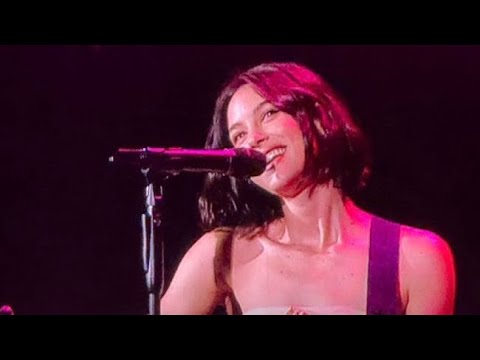 Gracie Abrams - In Between - Live Performance at Leeds, UK - YouTube