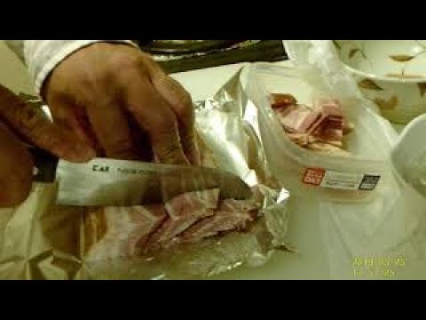 ベーコンの束を刻んで冷凍庫で保存する。