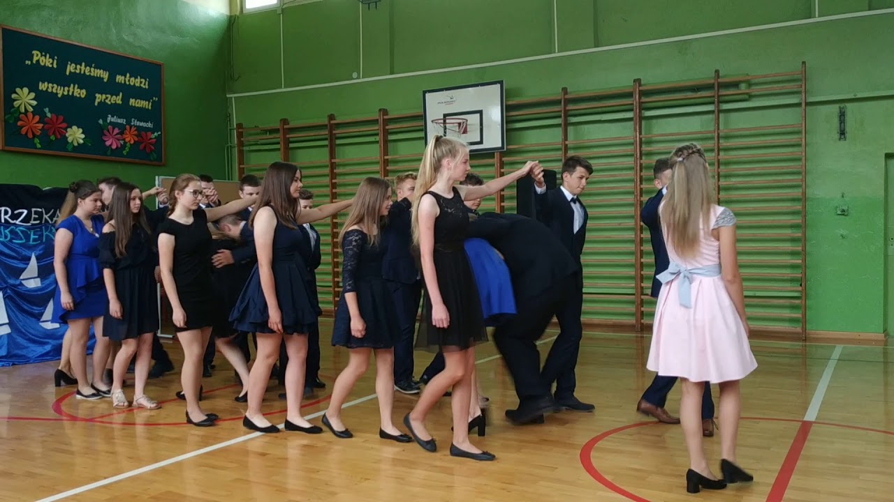 Polonez w wykonaniu kl. 8 podczas uroczystości zakończenia roku szkol. 17.06.2019 r.