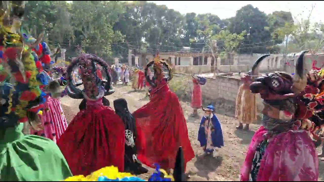La Comparsa del Carnaval Afromestizo de Almolonga baila por el pueblo entre espacios históricos 