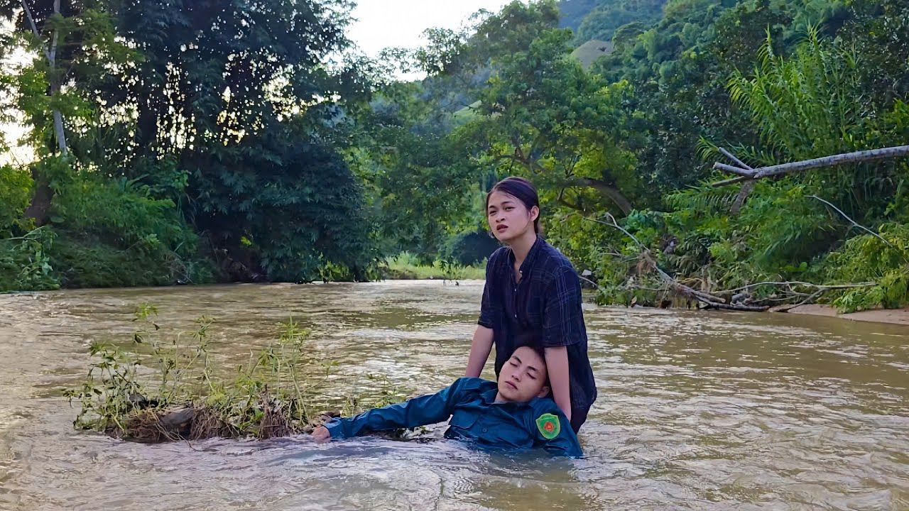 Бедная девочка случайно спасла полицейского во время наводнения. Что случилось?