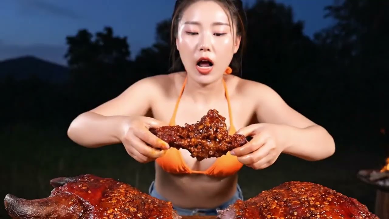 Eating a Whole Roast Pig: Ultimate Crunchy ASMR!🍖🤤