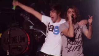 Miniatura del video "All Time Low - Dear Maria, Count Me In (Live from Straight To DVD)"
