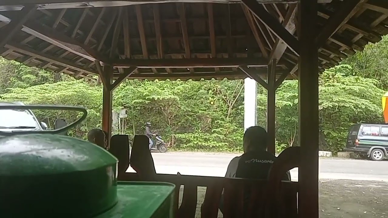 TPR JJLS baron ada bus wisata ke pantai Gunungkidul siang hari