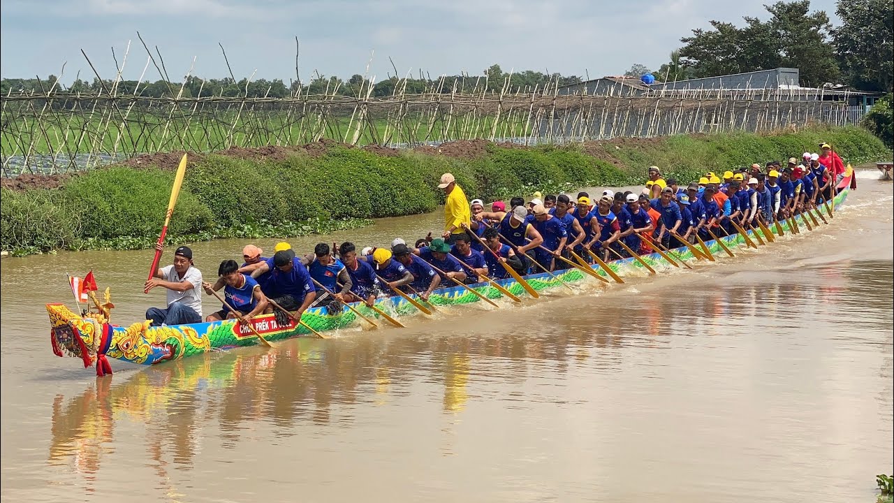 Trà Cuôn tiếp tục thử tốc độ ghe độc mộc