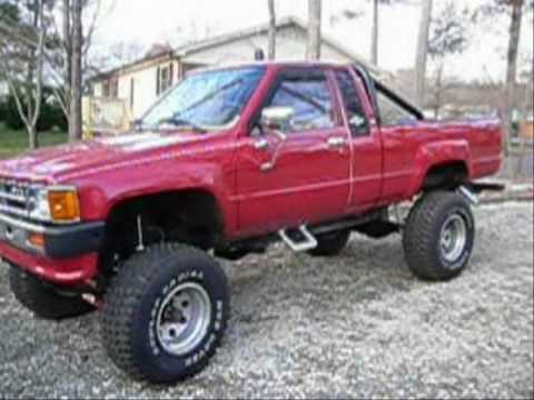 1984 Toyota 4X4 Pickup Rumbling Exhasut & Engine Rev 4WD 22R with Updates