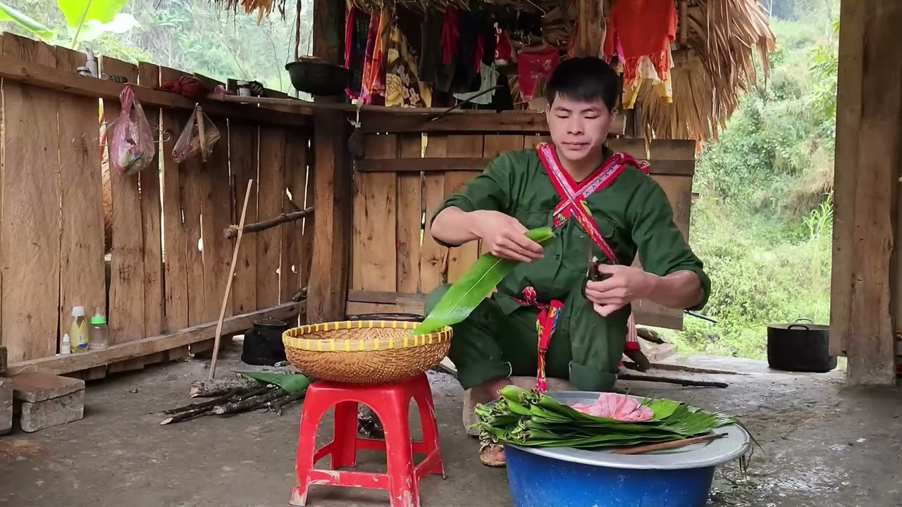 Single Father & Daughter Wrap Cakes to Sell – Earning a Living on a Rainy Day