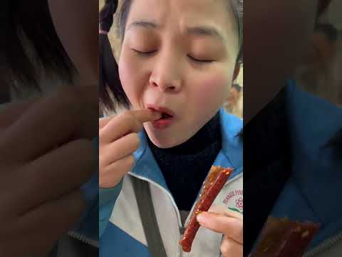 Makan jajanan yang dilarang ibu: Tren TikTok dari jajanan China