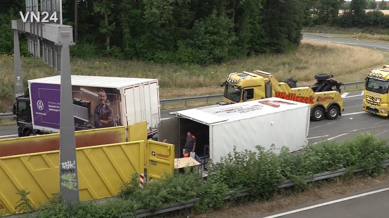 11-07-2022 - VN24 - Восстановление перевернувшегося прицепа грузовика на перекрестке автомагистрали