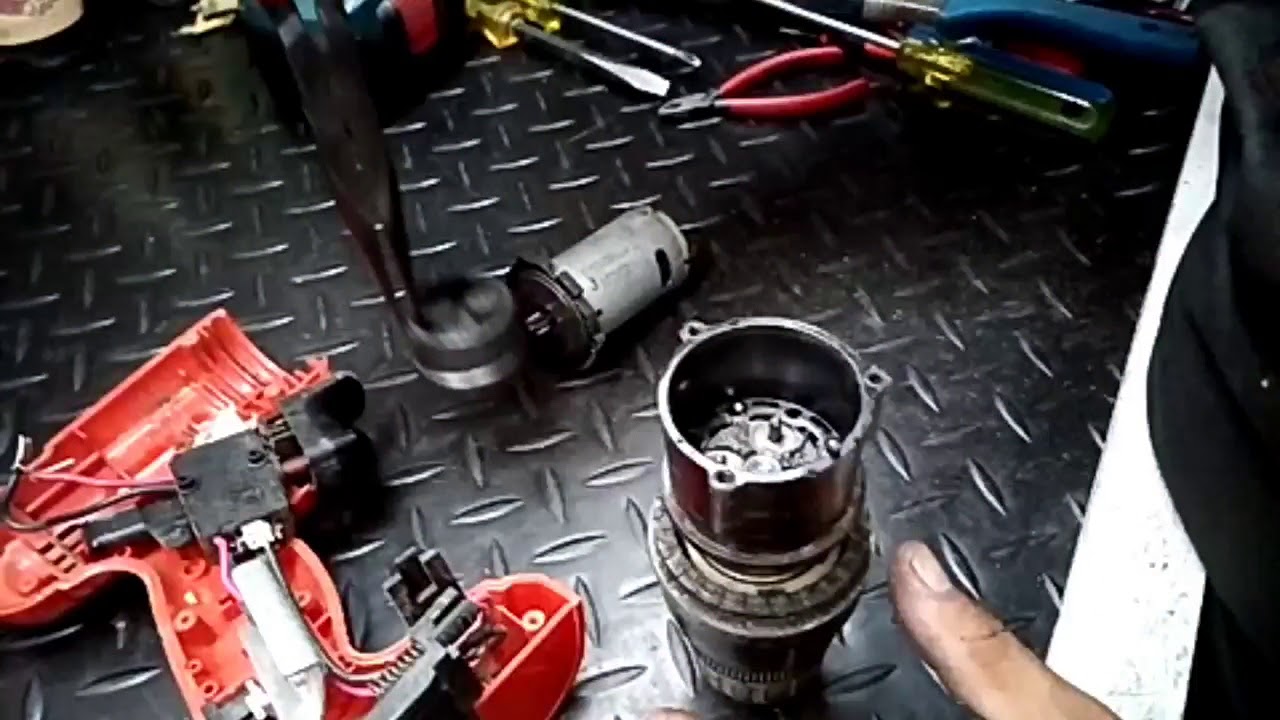 Cómo sacar el mandril de un taladro inalámbrico Black\u0026Decker - YouTube