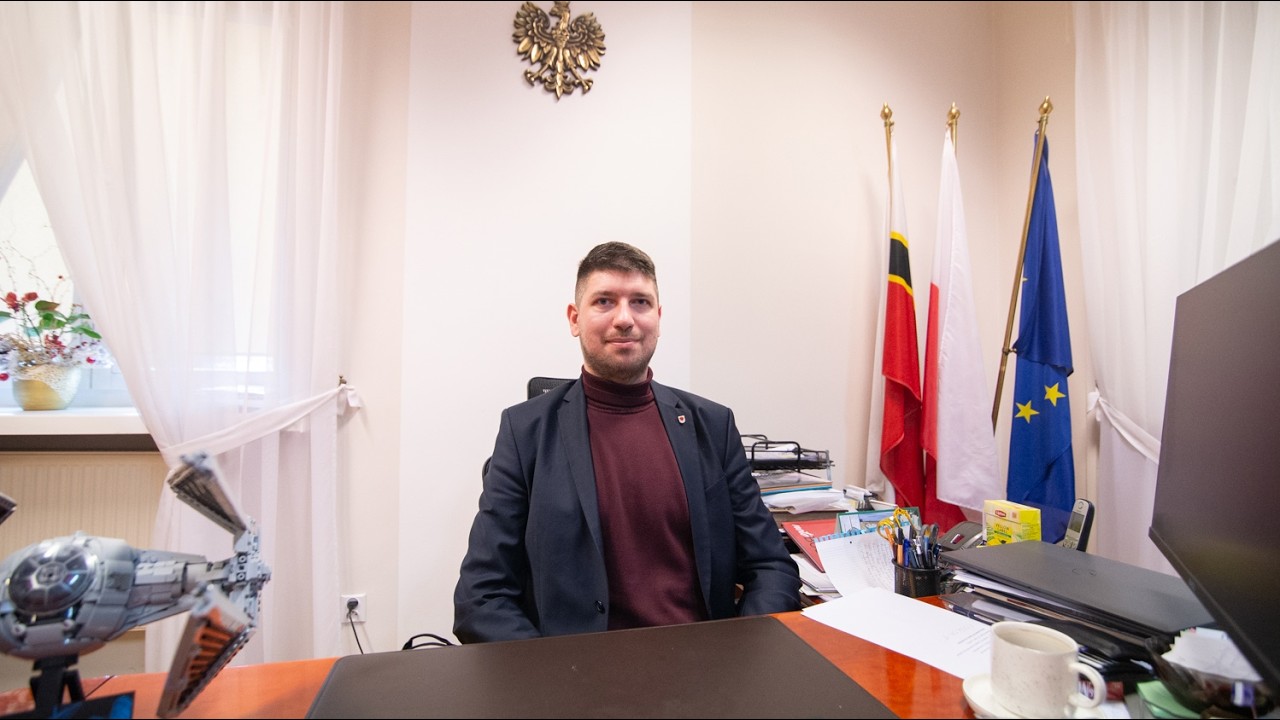 Starosta Rawski Adrian Galach o inwestycjach i życiu kulturalnym powiatu rawskiego / eRawa.pl