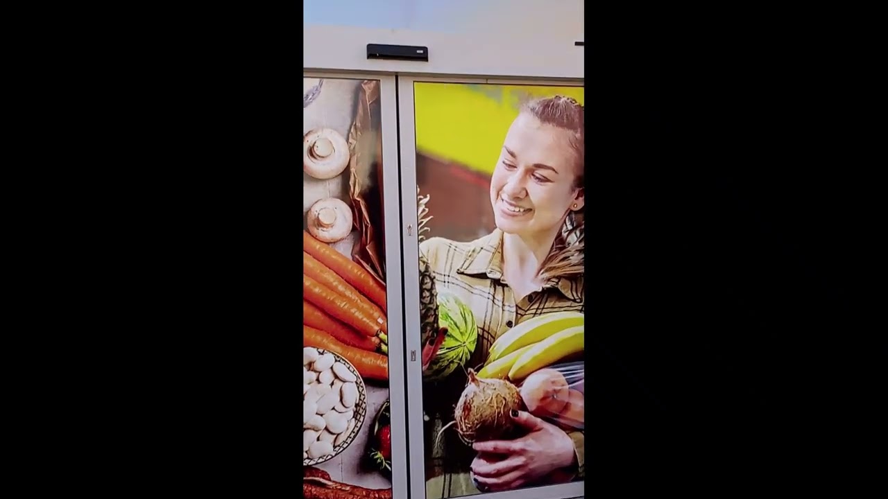 Skórcz Piękne miasteczko przejazdem z telefonem w ręku.