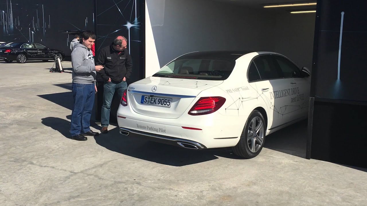 Mercdes Benz   Remote Parking Pilot   Sortie garage