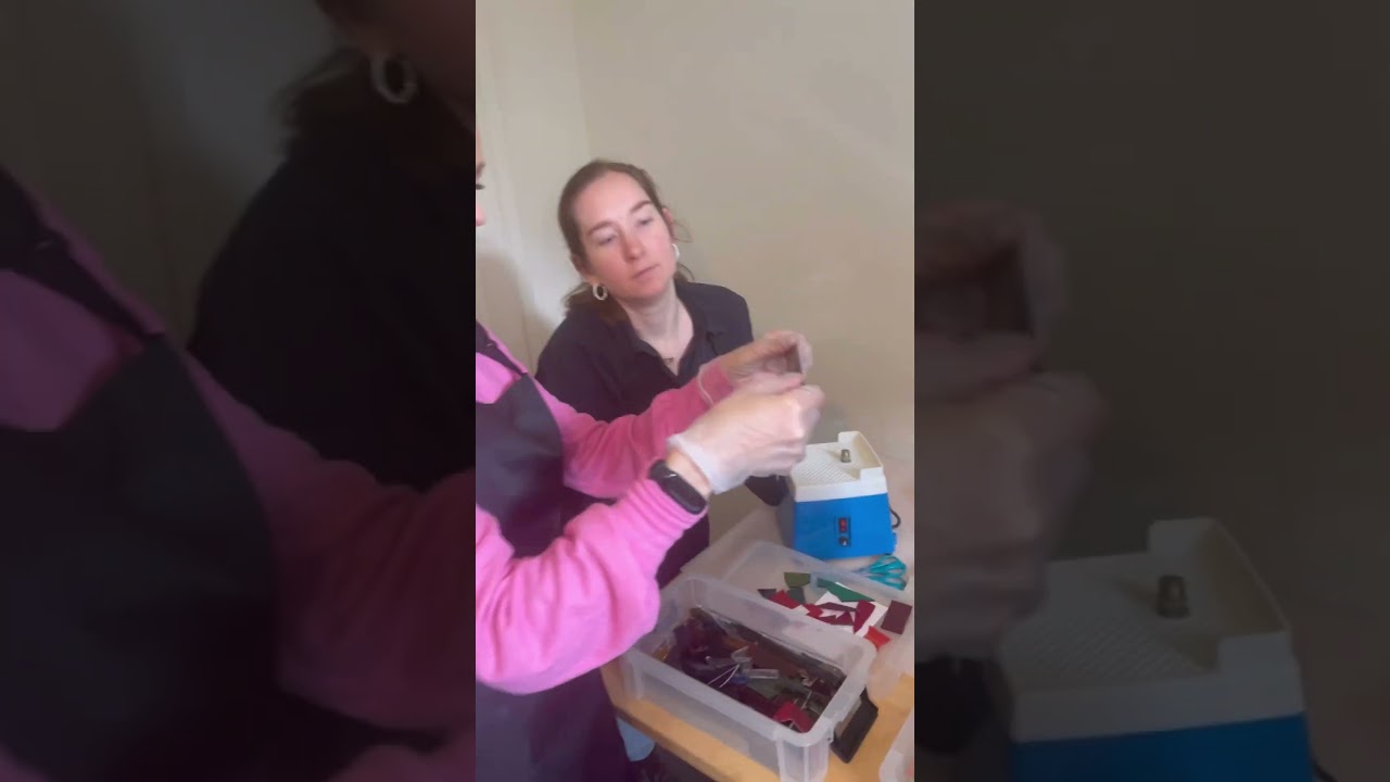 Atelier du vitrail Tiffany à Meudon avec 4 personnes.