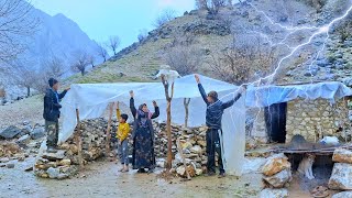 Download Lagu Hevige en dodelijke regenval in het hart van de bergen | De strijd van nomaden om de storm te overl MP3