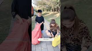 A boy who collects bottles and a kind woman.A beautiful moment in life #2744 - #shorts,#viral