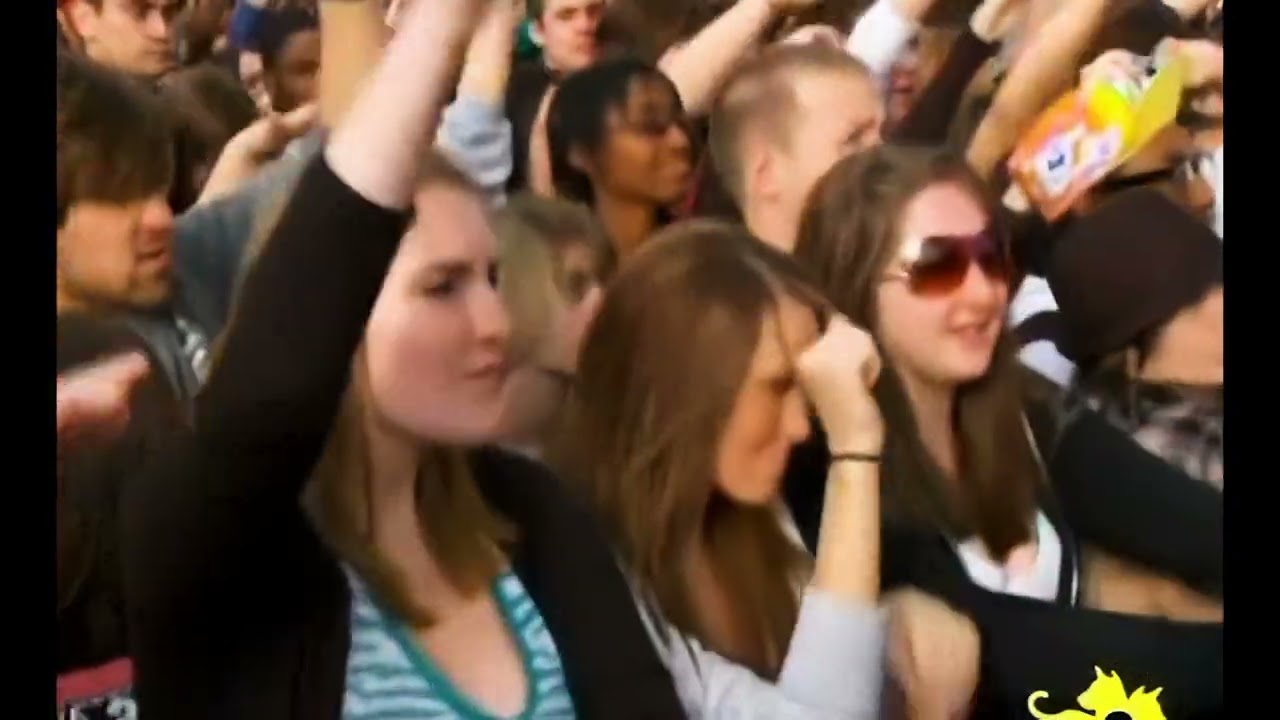 Travie McCoy ft. Bruno Mars - Billionaire (Live At mtvU's Movies And Music Festival 2010)
