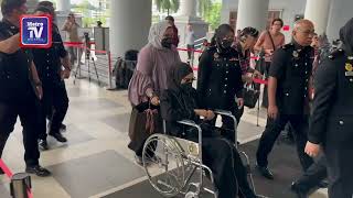 Bekas Panglima Tentera Darat Dan Isteri Tiba Di Mahkamah, Berdepan Dakwaan Amlatfpuaa