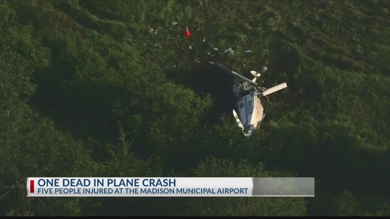 1 dead, 5 injured after small plane crashes in Texas - YouTube