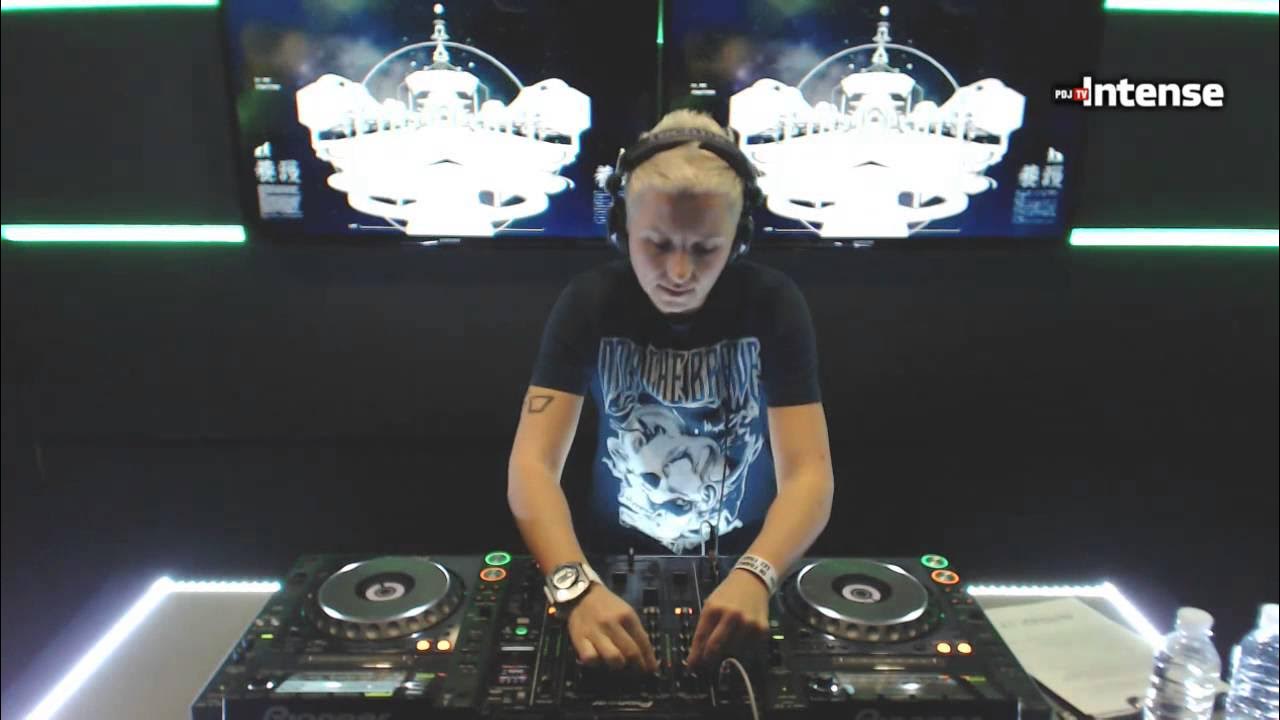 Dj benny. Девушка диджей за пультом. Серпо. Back to you dj. Дафт панк фон.