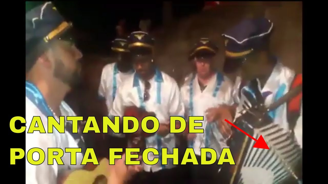 FOLIA DE REIS CANTANDO DE PORTA FECHADA