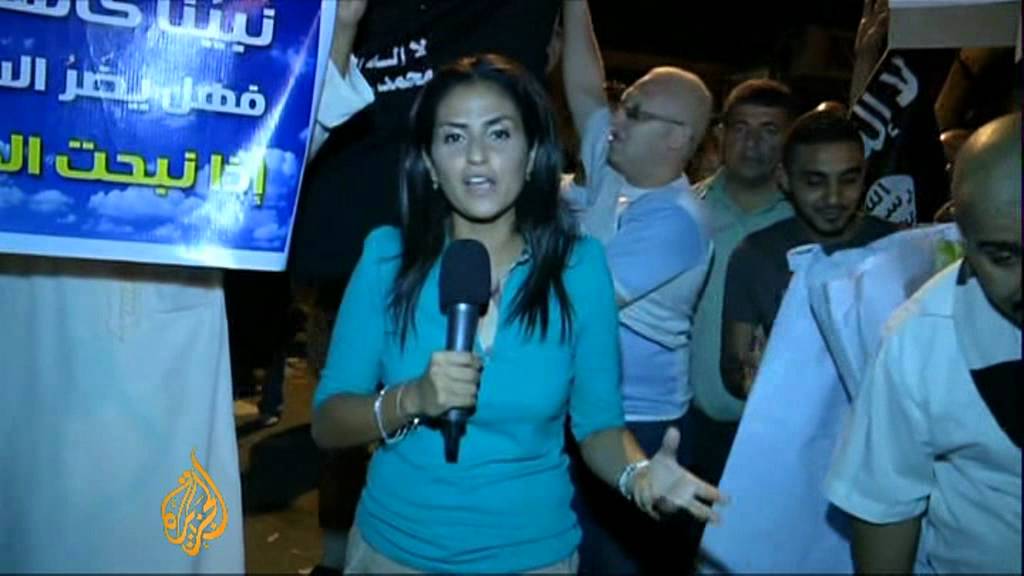 قام متظاهرون مصريون بتمزيق علم السفارة الأمريكية