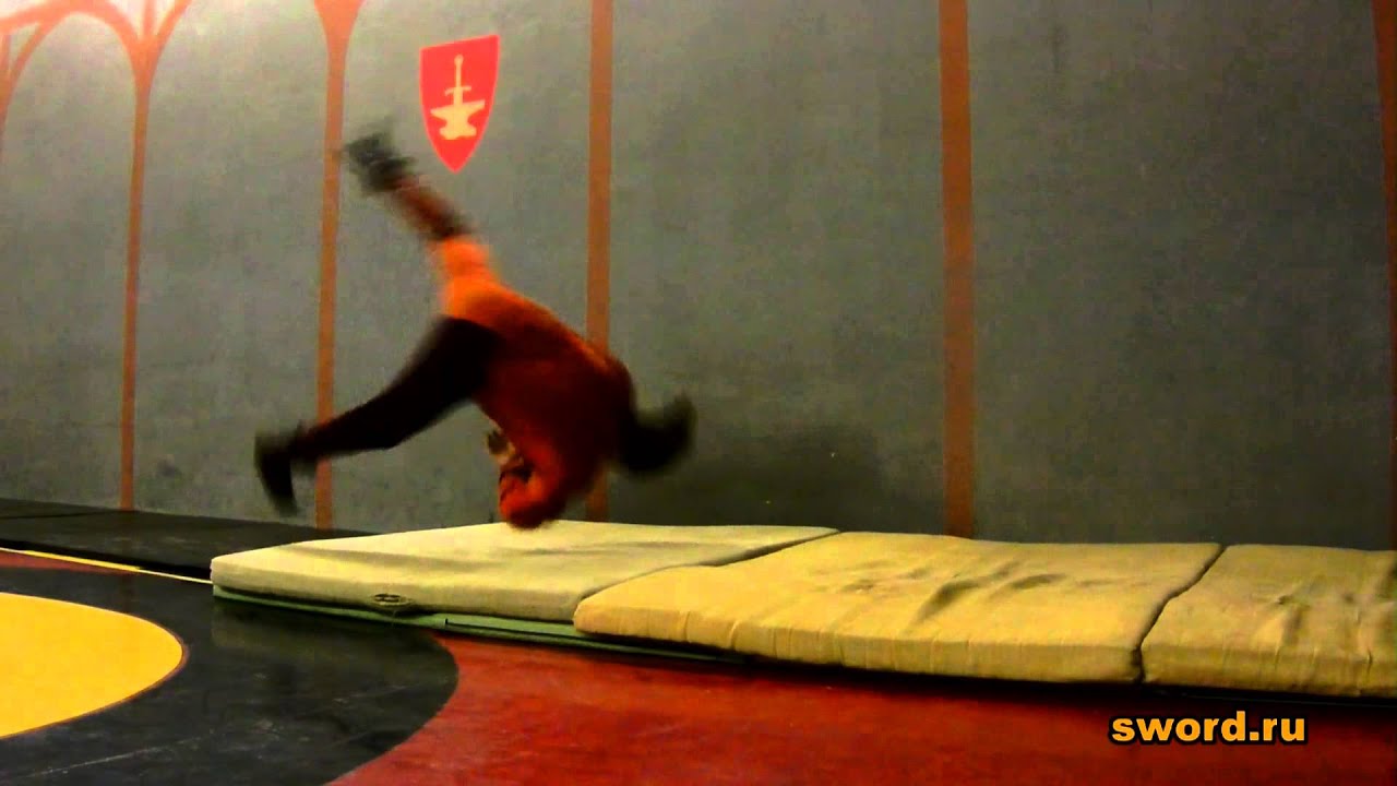 Roll with a diagonal cut (longsword). фехтование видео